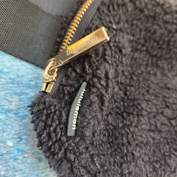 Lululemon Everywhere Belt Bag Black Sherpa - Picture 4 of 7